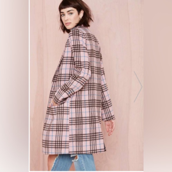 Glamorous pink plaid coat
•Two welt pockets with flaps at the front
•worn twice - Picture 4 of 9